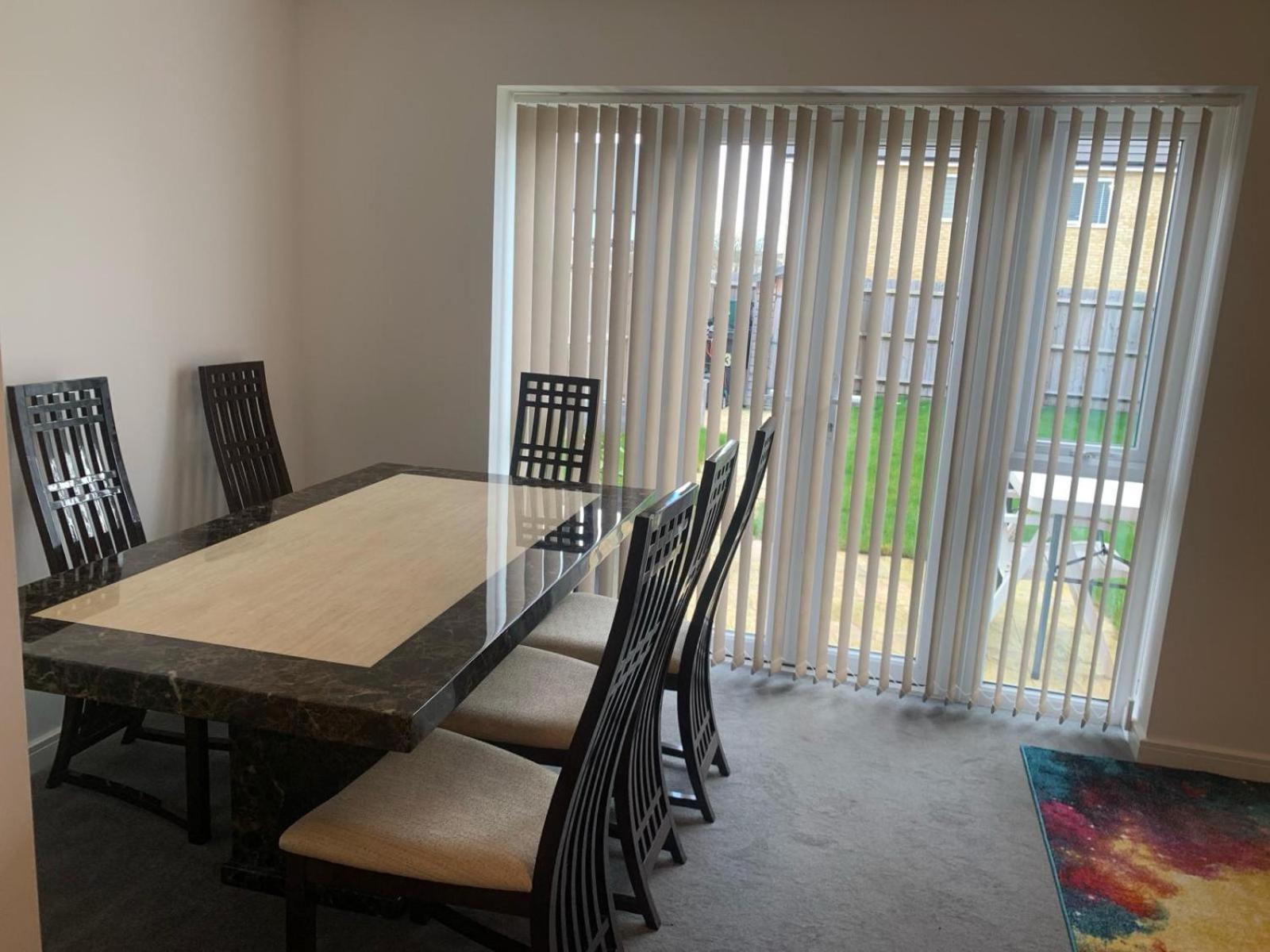 Luxury 3 Bed With Multiple Free Parking Bays Early Check-in Late Check- Out Allowed