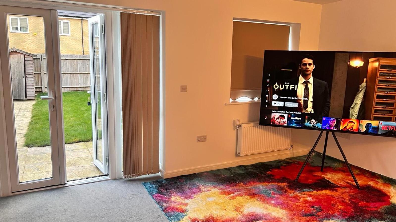 Luxury 3 Bed With Multiple Free Parking Bays Early Check-in Late Check- Out Allowed