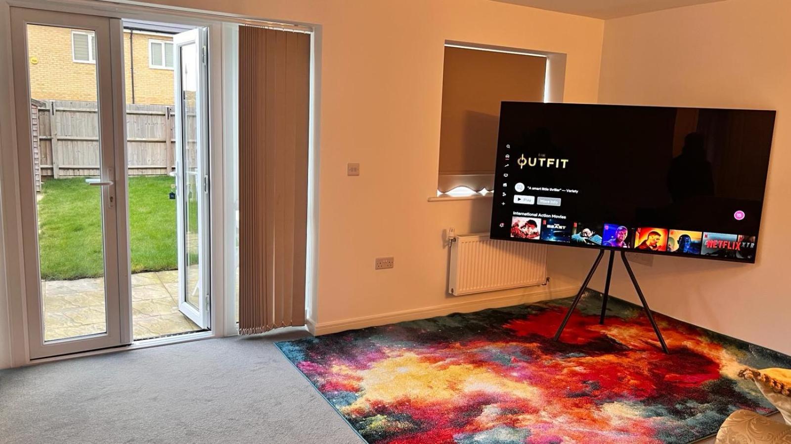 Luxury 3 Bed With Multiple Free Parking Bays Early Check-in Late Check- Out Allowed * West Thurrock