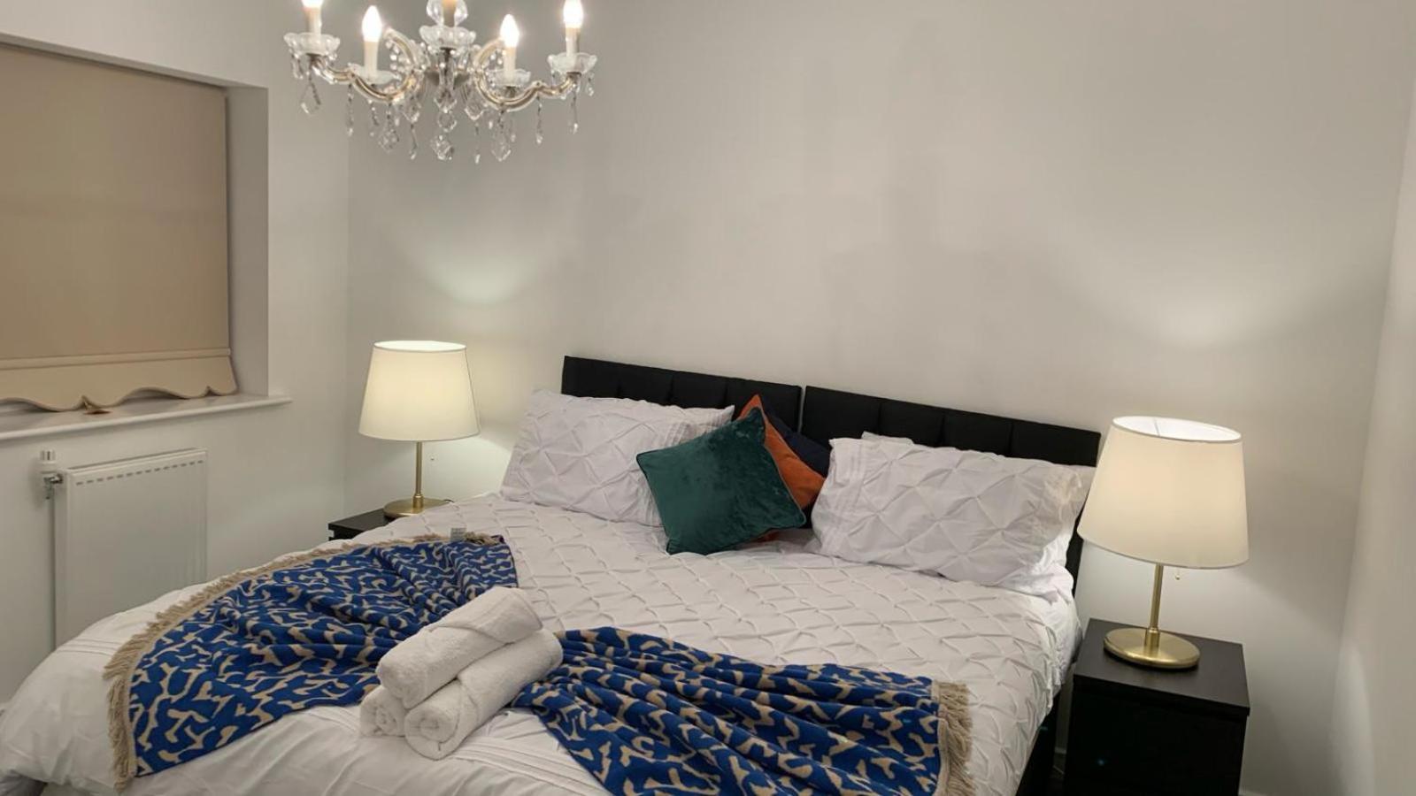 Luxury 3 Bed With Multiple Free Parking Bays Early Check-in Late Check- Out Allowed *