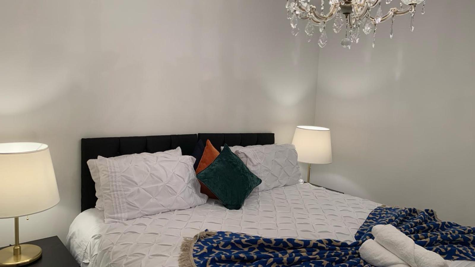 Luxury 3 Bed With Multiple Free Parking Bays Early Check-in Late Check- Out Allowed Holiday home *