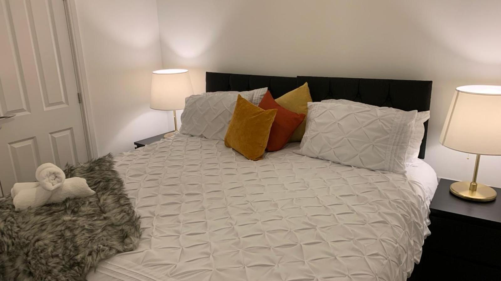 Luxury 3 Bed With Multiple Free Parking Bays Early Check-in Late Check- Out Allowed
