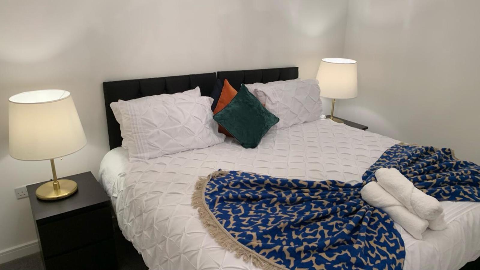 Holiday home Luxury 3 Bed With Multiple Free Parking Bays Early Check-in Late Check- Out Allowed