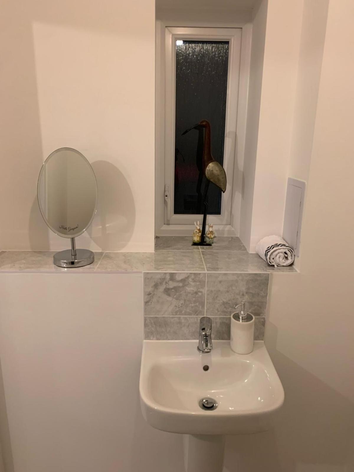Holiday home Luxury 3 Bed With Multiple Free Parking Bays Early Check-in Late Check- Out Allowed