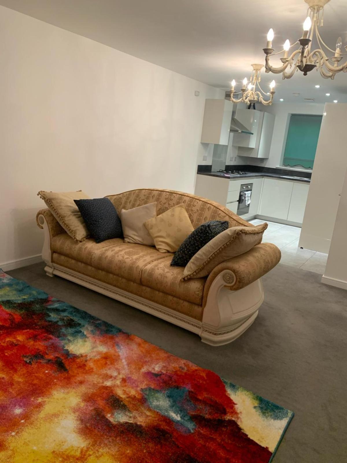 Luxury 3 Bed With Multiple Free Parking Bays Early Check-in Late Check- Out Allowed West Thurrock