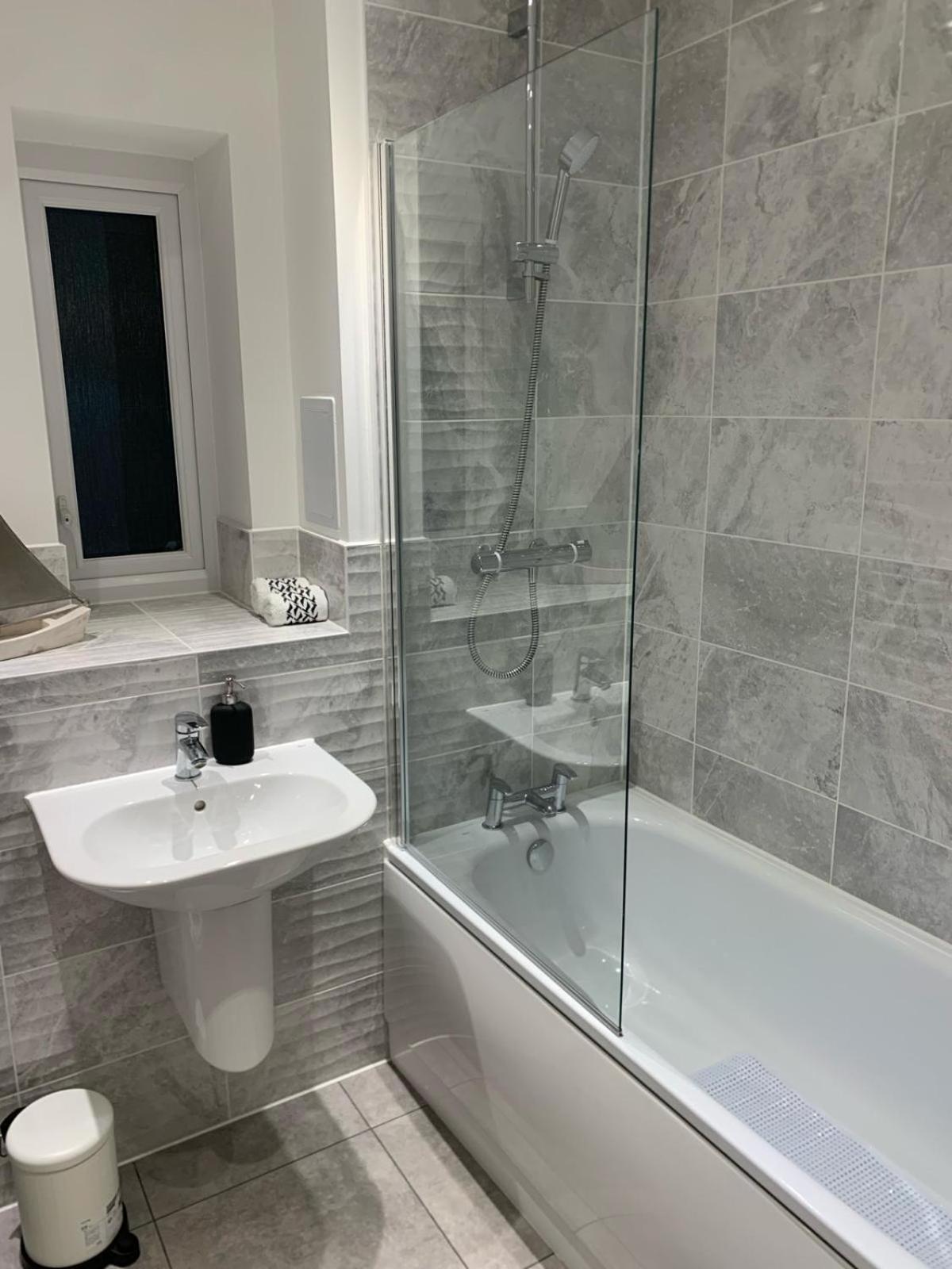 Luxury 3 Bed With Multiple Free Parking Bays Early Check-in Late Check- Out Allowed * West Thurrock